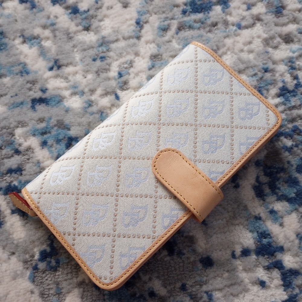 Dooney & Bourke wallet